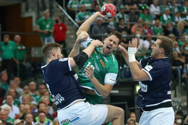 Bilder des Jahres 2021, Sport 09 September Sport Themen der Woche KW38 23.09.2021, xtgx, Handball Liqui Moly HBL, SC DHfK Leipzig - HSV Hamburg emspor, v.l. Tobias Schimmelbauer (HSV, 2), Lovro Jotic (Leipzig, 18) Zweikampf, Duell, Kampf, tackle Leipzig *** 23 09 2021, xtgx, handball Liqui Moly HBL, SC DHfK Leipzig HSV Hamburg emspor, v l Tobias Schimmelbauer HSV, 2 , Lovro Jotic Leipzig, 18 duel, duel, fight, tackle Leipzig