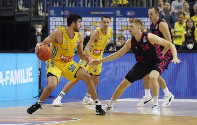 Yovel Zoosman, Marcus Eriksson, Tim Hasbargen action game scene duel sport basketball BBL Bundesliga men season 2021 2022 23 09 2021 ALBA Berlin vs Telekom Baskets Bonn