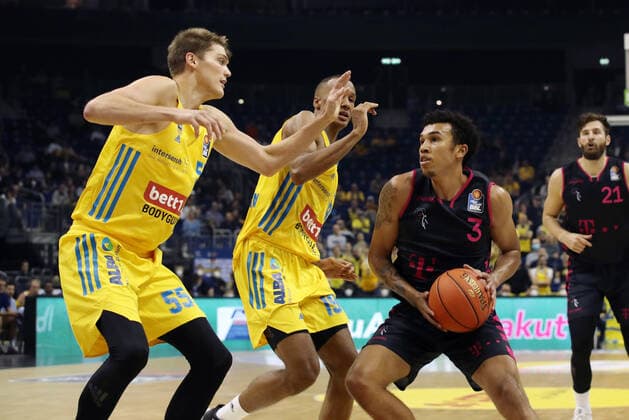Ben Lammers, Louis Olinde, Tyson Ward Action Game Scene Duel Sports Basketball BBL Bundesliga Men Season 2021 2022 23 09 2021 ALBA Berlin vs Telekom Baskets Bonn