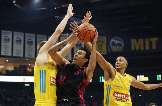 Ben Lammers, Tyson Ward, Louis Olinde Action Game Scene Duel Sports Basketball BBL Bundesliga Men Season 2021 2022 23 09 2021 ALBA Berlin vs Telekom Baskets Bonn