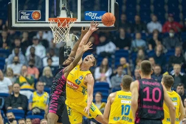 Basketball Berlin 23 09 2021 Season 2021 2022 1 Bundesliga easyCredit BBL Alba Berlin Telekom Baskets Bonn Luke Sikma Alba Berlin, No 43 Justin Gorham Bonn, No 04