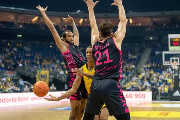 Basketball Berlin 23 09 2021 Season 2021 2022 1 Bundesliga easyCredit BBL Alba Berlin Telekom Baskets Bonn Louis Olinde Alba Berlin, No 19 Leon Kratzer Bonn, No 21