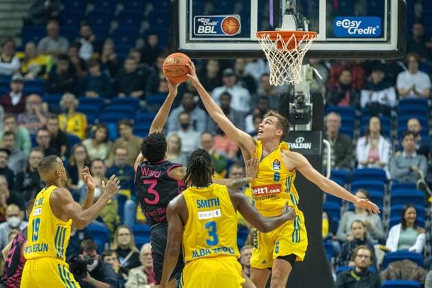 Basketball Berlin 23 09 2021 Season 2021 2022 1 Bundesliga easyCredit BBL Alba Berlin Telekom Baskets Bonn Malte Delow Alba Berlin, No 06 Tyson Ward Bonn, No 03