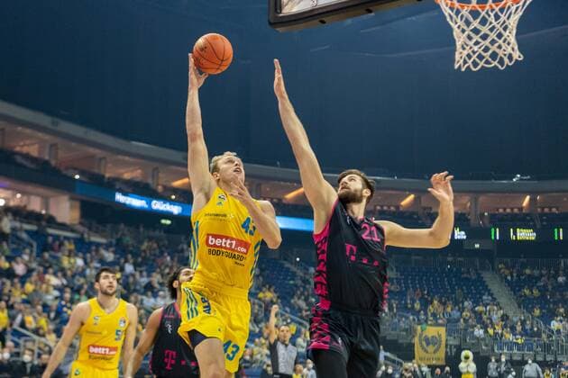 Basketball Berlin 23 09 2021 Season 2021 2022 1 Bundesliga easyCredit BBL Alba Berlin Telekom Baskets Bonn Luke Sikma Alba Berlin, No 43 Leon Kratzer Bonn, No 21