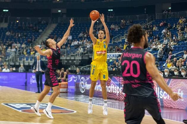 Basketball Berlin 23 09 2021 Season 2021 2022 1 Bundesliga easyCredit BBL Alba Berlin Telekom Baskets Bonn Marcus Eriksson Alba Berlin, No 08 Karsten Tadda Bonn, No 09 li