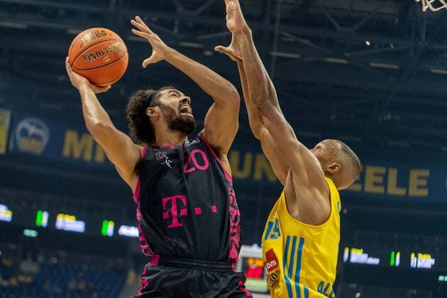 Basketball Berlin 23 09 2021 Season 2021 2022 1 Bundesliga easyCredit BBL Alba Berlin Telekom Baskets Bonn Jeremy Morgan Bonn, No 20 Louis Olinde Alba Berlin, No 19