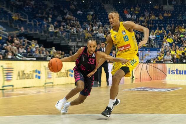 Basketball Berlin 23 09 2021 Season 2021 2022 1 Bundesliga easyCredit BBL Alba Berlin Telekom Baskets Bonn Parker Jackson Cartwright Bonn, No 33 Louis Olinde Alba Berlin, No 19