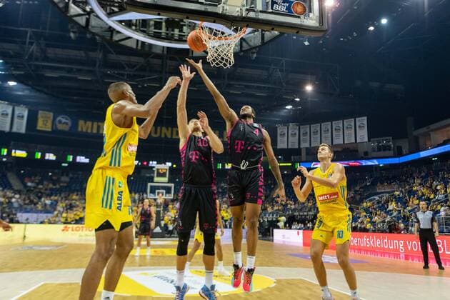 Basketball Berlin 23 09 2021 Season 2021 2022 1 Bundesliga easyCredit BBL Alba Berlin Telekom Baskets Bonn Saulius Kulvietis Bonn, No 10 Justin Gorham Bonn, No 04 Louis Olinde Alba Berlin, No 19 li Tim Schneider Alba Berlin, No 10