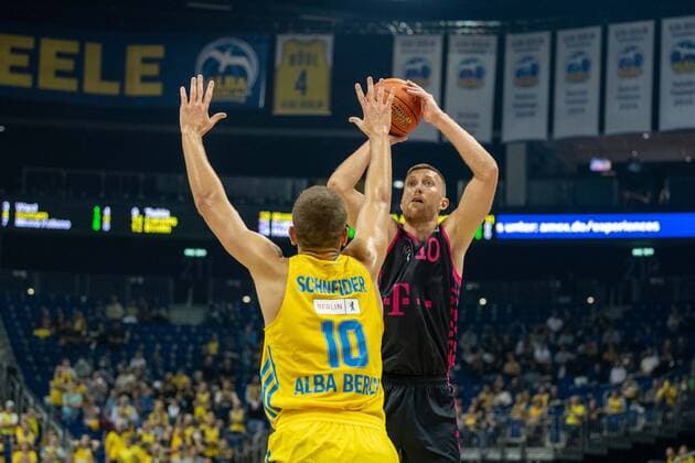 Basketball Berlin 23 09 2021 Season 2021 2022 1 Bundesliga easyCredit BBL Alba Berlin Telekom Baskets Bonn Saulius Kulvietis Bonn, No 10 Tim Schneider Alba Berlin, No 10