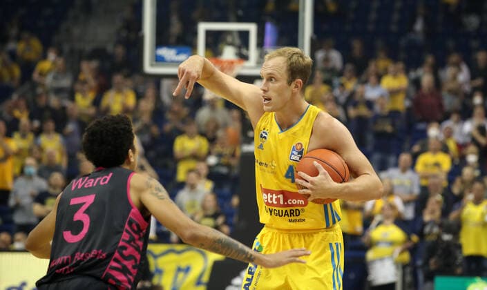 Tyson Ward, Luke Sikma action game scene duel sports basketball BBL Bundesliga men season 2021 2022 23 09 2021 ALBA Berlin vs Telekom Baskets Bonn