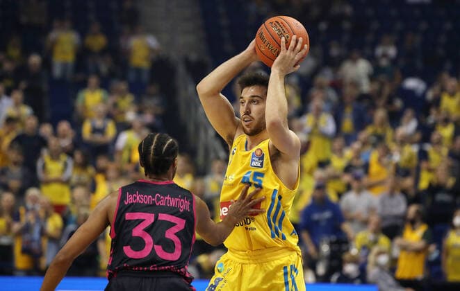 Parker Jackson Cartwright, Tamir Blatt Action Game Scene Duel Sports Basketball BBL Bundesliga Men Season 2021 2022 23 09 2021 ALBA Berlin vs Telekom Baskets Bonn