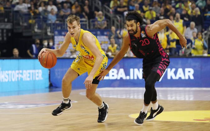 Malte Delow, Jeremy Morgan action game scene duel sports basketball BBL Bundesliga men season 2021 2022 23 09 2021 ALBA Berlin vs Telekom Baskets Bonn