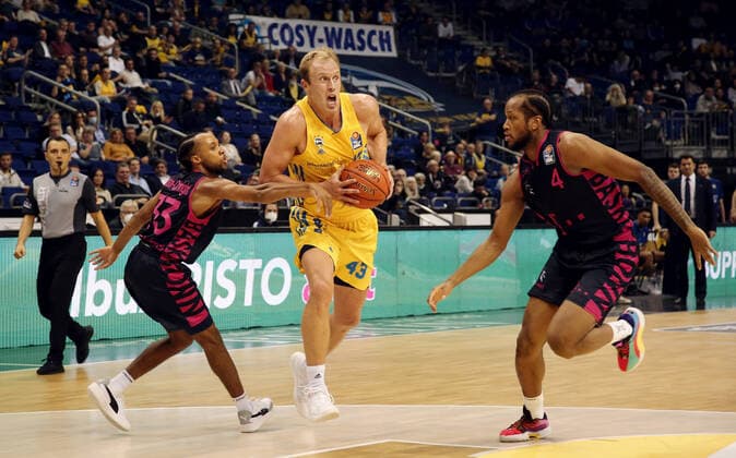 Parker Jackson Cartwright, Luke Sikma, Justin Gorham action game scene duel sports basketball BBL Bundesliga men season 2021 2022 23 09 2021 ALBA Berlin vs Telekom Baskets Bonn