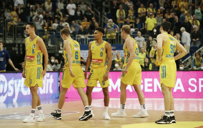 Alba team disappoints after end of game disappointment Sports Basketball BBL Bundesliga men season 2021 2022 23 09 2021 ALBA Berlin vs Telekom Baskets Bonn