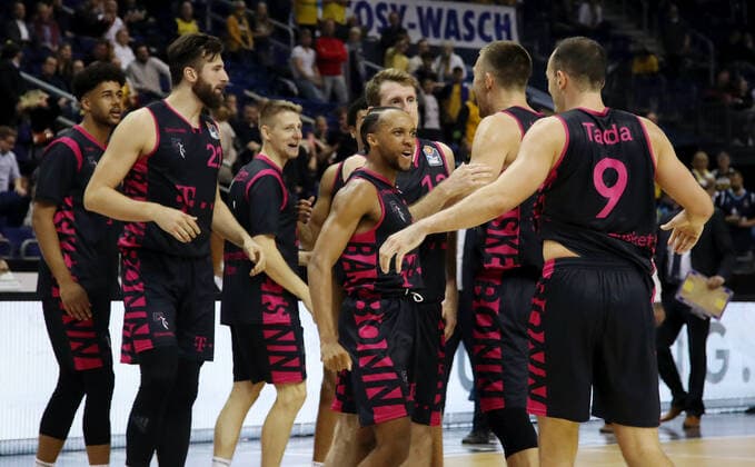 BonnerMannschaft celebrates 86 88 victory jubilant joy emotion jubilation after end of game Sport Basketball BBL Bundesliga Herren Saison 2021 2022 23 09 2021 ALBA Berlin vs Telekom Baskets Bonn