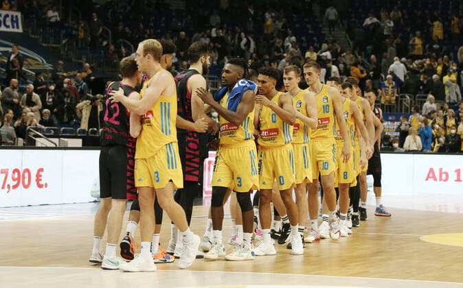 The teams high-five after the end of the game Bonn wins 88 86 Sport Basketball BBL Bundesliga Men Season 2021 2022 23 09 2021 ALBA Berlin vs Telekom Baskets Bonn