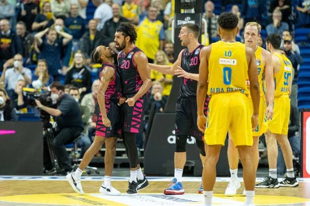 Basketball Berlin 23 09 2021 Season 2021 2022 1 Bundesliga easyCredit BBL Alba Berlin Telekom Baskets Bonn Parker Jackson Cartwright Bonn, No 33 Jeremy Morgan Bonn, No 20 Cheers