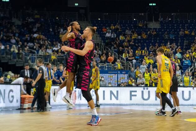 Basketball Berlin 23 09 2021 Season 2021 2022 1 Bundesliga easyCredit BBL Alba Berlin Telekom Baskets Bonn Parker Jackson Cartwright Bonn, No 33 Saulius Kulvietis Bonn, No 10 Cheers
