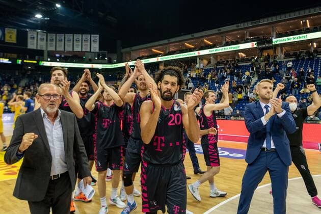 Basketball Berlin 23 09 2021 Season 2021 2022 1 Bundesliga easyCredit BBL Alba Berlin Telekom Baskets Bonn cheering Bonn after the win Jeremy Morgan Bonn, No 20 Tuomas Iisalo Bonn, coach and others.