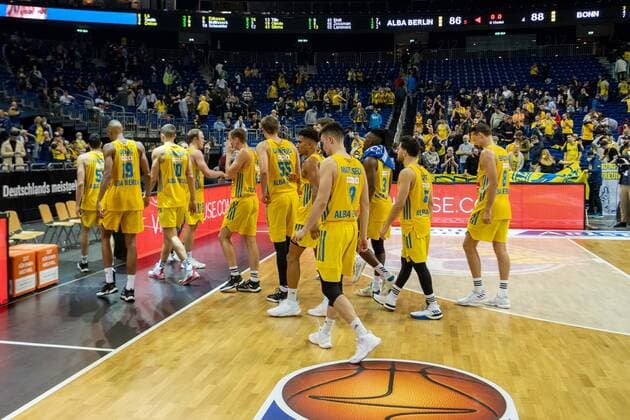Basketball Berlin 23 09 2021 Season 2021 2022 1 Bundesliga easyCredit BBL Alba Berlin Telekom Baskets Bonn dejected Alba players after defeat.