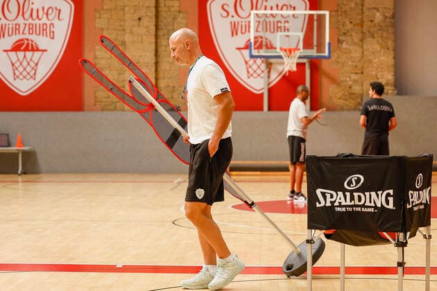GER, Wuerzburg, training center s Oliver Wuerzburg, 23 09 2021, emspor, emonline, despor, deonline, team training of s Oliver Wuerzburg picture coach Denis Wucherer s Oliver Wuerzburg cleans up the training equipment Copyright: HMBxMedia JulienxBecker