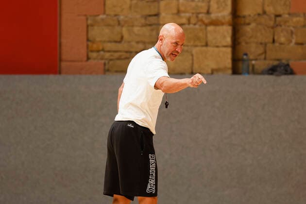 GER, Würzburg, training center s Oliver Würzburg, 23 09 2021, emspor, emonline, despor, deonline, team training of s Oliver Würzburg picture coach Denis Wucherer s Oliver Wuerzburg gives instructions to his players Copyright: HMBxMedia JulienxBecker