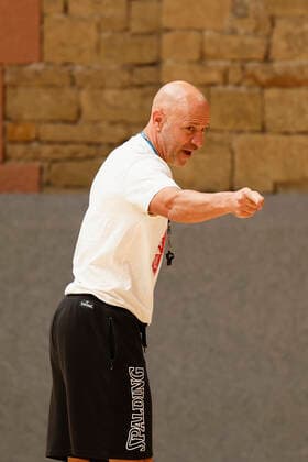 GER, Würzburg, training center s Oliver Würzburg, 23 09 2021, emspor, emonline, despor, deonline, team training of s Oliver Würzburg picture coach Denis Wucherer s Oliver Wuerzburg gives instructions to his players Copyright: HMBxMedia JulienxBecker