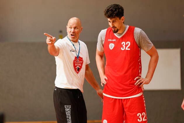 GER, Würzburg, training center s Oliver Würzburg, 23 09 2021, emspor, emonline, despor, deonline, team training of s Oliver Würzburg picture v l coach Denis Wucherer s Oliver Wuerzburg gives instructions to Nicolas Carvacho s Oliver Wuerzburg Copyright: HMBxMedia JulienxBecker