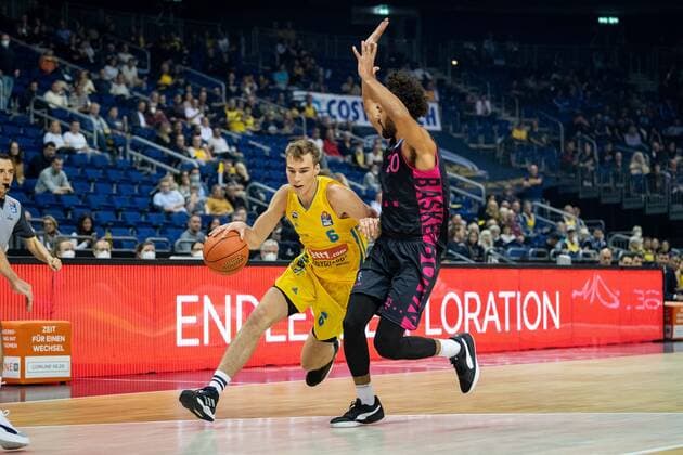 Basketball Berlin 23 09 2021 1 Bundesliga easyCredit BBL Season 2021 2022 Alba Berlin Telekom Baskets Bonn Malte Delow Alba Berlin, No 06 Jeremy Morgan Bonn, No 20