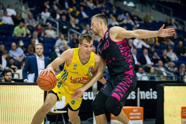 Basketball Berlin 23 09 2021 1 Bundesliga easyCredit BBL Season 2021 2022 Alba Berlin Telekom Baskets Bonn Malte Delow Alba Berlin, No 06 Saulius Kulvietis Bonn, No 10