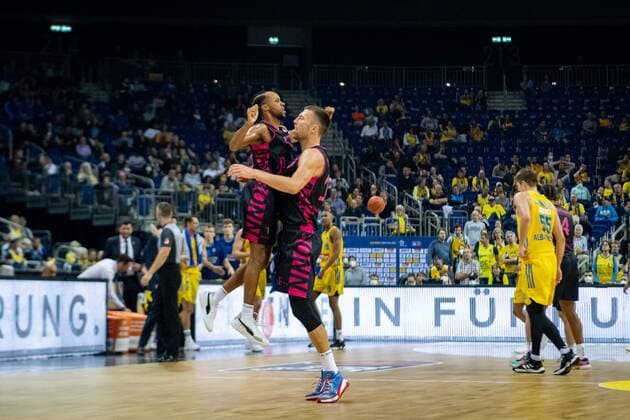 Basketball Berlin 23 09 2021 1 Bundesliga easyCredit BBL Season 2021 2022 Alba Berlin Telekom Baskets Bonn Parker Jackson Cartwright Bonn, No 33 Saulius Kulvietis Bonn, No 10 Cheers