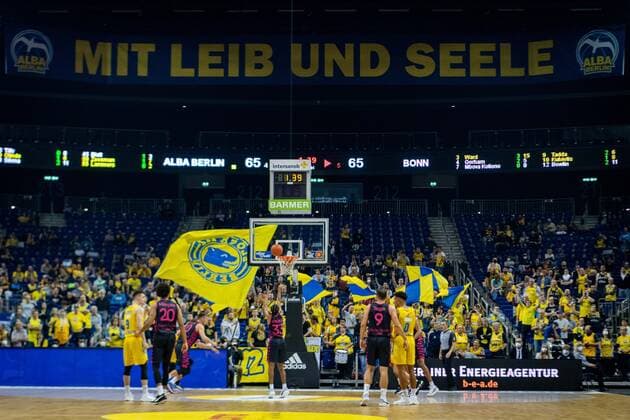Basketball Berlin 23 09 2021 1 Bundesliga easyCredit BBL season 2021 2022 Alba Berlin Telekom Baskets Bonn spectators in the arena Alba fans fan block Parker Jackson Cartwright Bonn, No 33 free throw