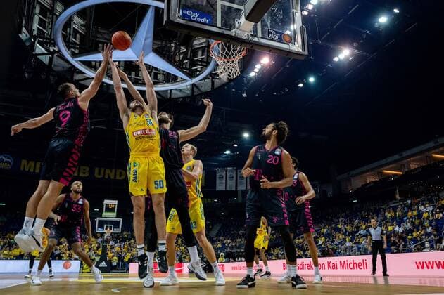 Basketball Berlin 23 09 2021 1 Bundesliga easyCredit BBL Season 2021 2022 Alba Berlin Telekom Baskets Bonn Javel Zoosman Alba Berlin, No 50 Karsten Tadda Bonn, No 09 Leon Kratzer Bonn, No 21