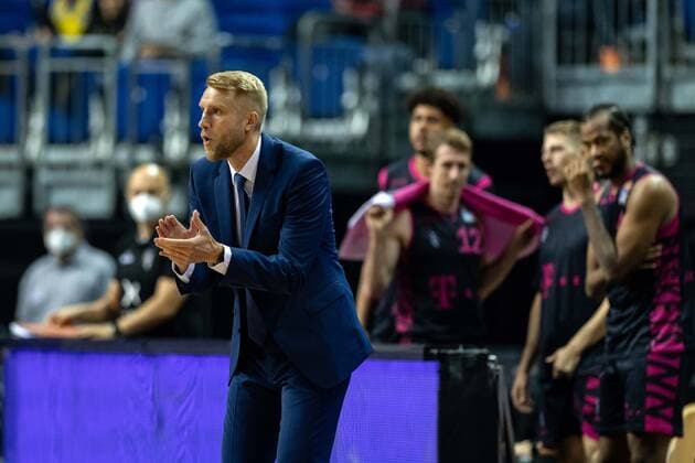 Basketball Berlin 23 09 2021 1 Bundesliga easyCredit BBL season 2021 2022 Alba Berlin Telekom Baskets Bonn Tuomas Iisalo Bonn, coach cheers