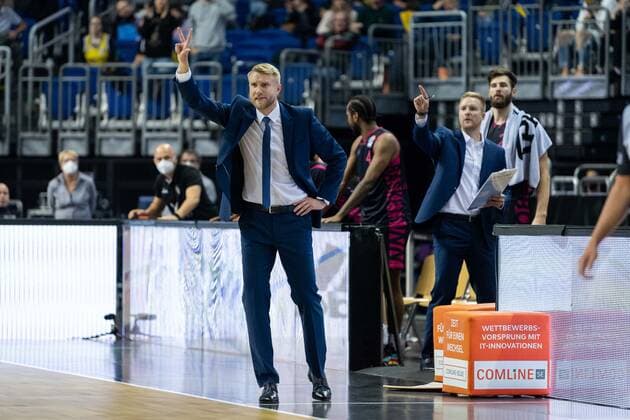 Basketball Berlin 23 09 2021 1 Bundesliga easyCredit BBL season 2021 2022 Alba Berlin Telekom Baskets Bonn Tuomas Iisalo Bonn, coach Joonas Iisalo assistant coach re