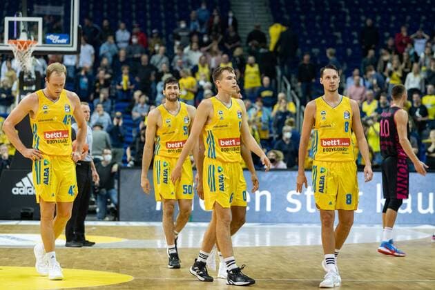 Basketball Berlin 23 09 2021 1 Bundesliga easyCredit BBL season 2021 2022 Alba Berlin Telekom Baskets Bonn downed Alba players Luke Sikma Alba Berlin, No 43 Javel Zoosman Alba Berlin, No 50 Malte Delow Alba Berlin, No 06 Marcus Eriksson Alba Berlin, No 08 vlnr