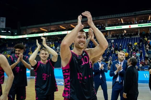 Basketball Berlin 23 09 2021 1 Bundesliga easyCredit BBL season 2021 2022 Alba Berlin Telekom Baskets Bonn cheers after end of game Saulius Kulvietis Bonn, No 10 and others.