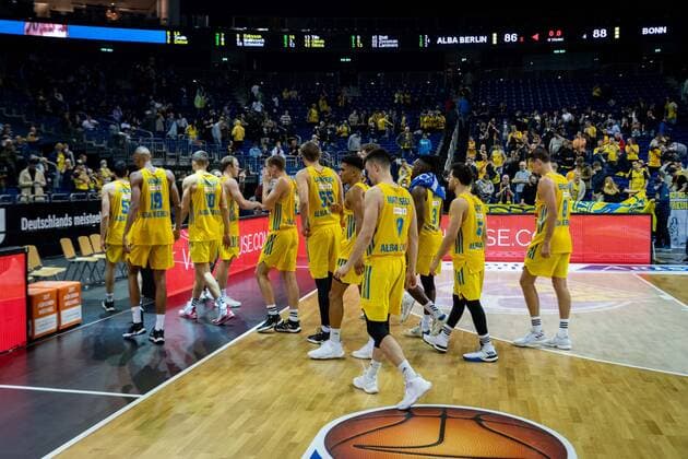 Basketball Berlin 23 09 2021 1 Bundesliga easyCredit BBL season 2021 2022 Alba Berlin Telekom Baskets Bonn dejected Alba players leave court after defeat