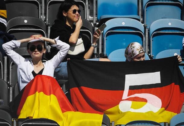6658029 24.09.2021 Aston Martin s fans cheer their team during a practice session of the 2021 Formula One Russian Grand Prix at the Sochi Autodrom in Sochi, Russia. Formula One Russian Grand Prix will be held in Sochi from 24 to 26 September. Vladimir Astapkovich Sputnik Russia Motor Formula 1 Second Free Practice  a1bc9f9844d07214
