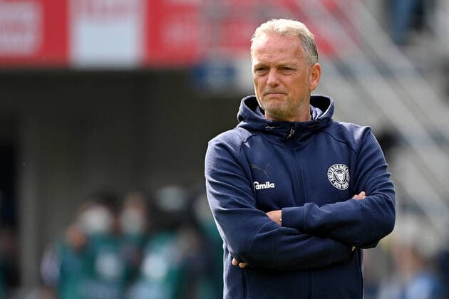 Paderborn, Benteler Arena, 25 09 21, GER, Herren, 2 Bundesliga, Saison 2021 2022, SC Paderborn 07 KSV Holstein Kiel Bild Trainer Dirk Bremser Kiel Nur fuer journalistische Zwecke Only for editorial use According to the regulations of the DFL Deutsche Fußball Liga it is prohibited to use or have used photographs taken in the stadium and or from the game in the form of sequence images and or video-like photo series DFL regulations prohibit any use of photographs as image sequences and or quasi video Nordrhein Westfalen Germany