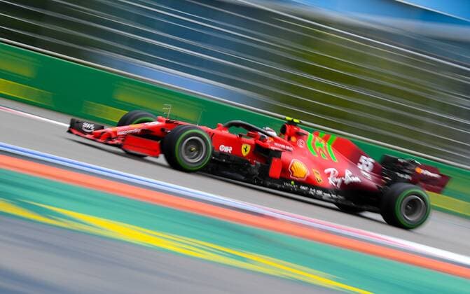 6659033 25.09.2021 Scuderia Ferrari s Carlos Sainz competes in the qualifying session of the 2021 Formula One Russian Grand Prix at the Sochi Autodrom in Sochi, Russia. Vladimir Astapkovich Sputnik Russia Motor Formula 1 Qualification  6ab38b1ff0f16bc8