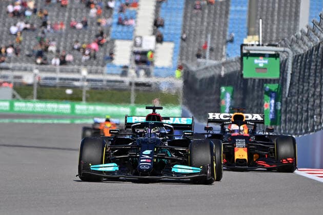 44 HAMILTON Lewis (gbr), Mercedes AMG F1 GP W12 E Performance, action 33 VERSTAPPEN Max (nld), Red Bull Racing Honda RB16B, action during the Formula 1 VTB Russian Grand Prix 2021, 15th round of the 2021 FIA Formula One World Championship, WM, Weltmeisterschaft from September 24 to 26, 2021 on the Sochi Autodrom, in Sochi, Russia - Photo DPPI FORMULE 1 : Grand prix de Russie - Sotchi - 25 09 2021 DPPI PANORAMIC 00121031_24-09-21-RUS-2076-PVE