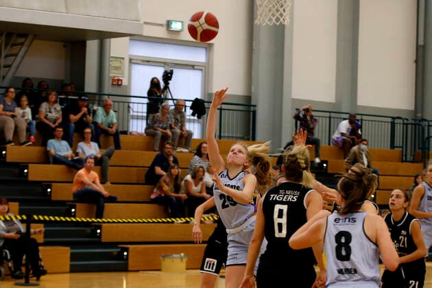 25 09 2021, 2 Toyota Damen Basketball Bundesliga Nord, DBBL, Saison 2021 2022, Damen, Chemcats Chemnitz TG Neuss Tigers Leann Rebentisch, ChemCats Chemnitz Chemnitz Sporthalle am Schlossteich Sachsen Germany