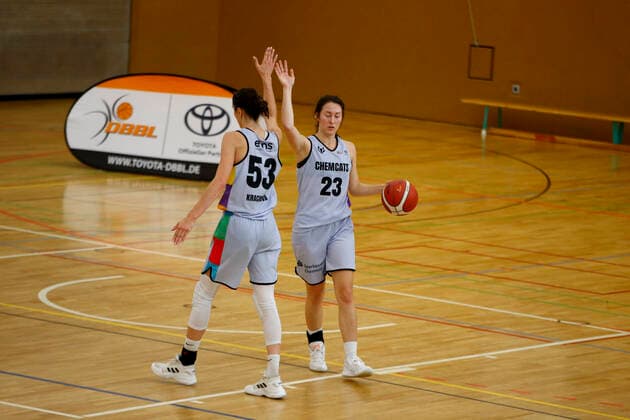 25 09 2021, 2 Toyota Damen Basketball Bundesliga Nord, DBBL, Saison 2021 2022, Damen, Chemcats Chemnitz TG Neuss Tigers Tereza KracikovÃ , ChemCats Chemnitz, Courtney Michele Strait, ChemCats Chemnitz Chemnitz Sporthalle am Schlossteich Sachsen Germany