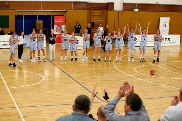 25 09 2021, 2 Toyota Damen Basketball Bundesliga Nord, DBBL, Saison 2021 2022, Damen, Chemcats Chemnitz TG Neuss Tigers Schlussjubel bei den ChemCats Chemnitz Sporthalle am Schlossteich Sachsen Germany