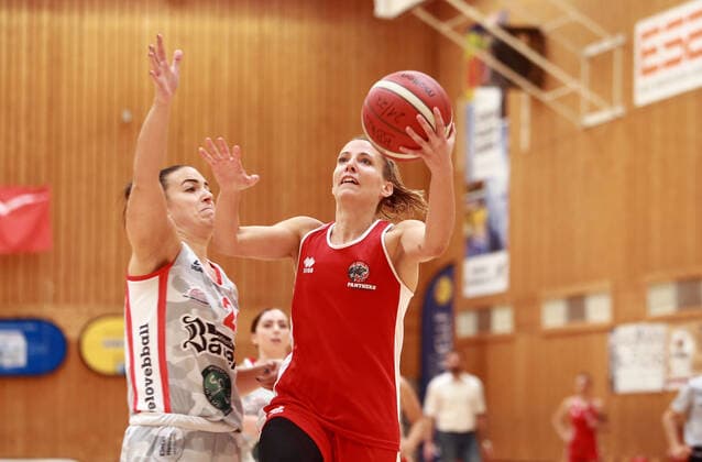 from left Emma KARAMOVIC Wasserburg S , Eva RUPNIK Osnabrueck , Da Basketball,1 Bundesliga 2021 21, 25 09 21, TSV Wasserburg vs GiroLive Panthers Osnabrueck, Wasserburg, Badria Sportzentrum Copyright: WolfgangxFehrmann