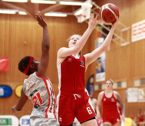 from left Aliyah MAZYCK Wasserburg US , Frieda BUEHNER Osnabrueck , Da Basketball,1 Bundesliga 2021 21, 25 09 21, TSV Wasserburg vs GiroLive Panthers Osnabrueck, Wasserburg, Badria Sportzentrum Copyright: WolfgangxFehrmann