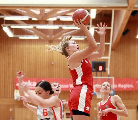 in the middle Jill TOWNSEND Osnabrueck US , Da Basketball,1 Bundesliga 2021 21, 25 09 21, TSV Wasserburg vs GiroLive Panthers Osnabrueck, Wasserburg, Badria Sportzentrum Copyright: WolfgangxFehrmann
