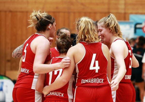 Osnabruecker joy after the victory, Da Basketball,1 Bundesliga 2021 21, 25 09 21, TSV Wasserburg vs GiroLive Panthers Osnabrueck, Wasserburg, Badria Sportzentrum Copyright: WolfgangxFehrmann
