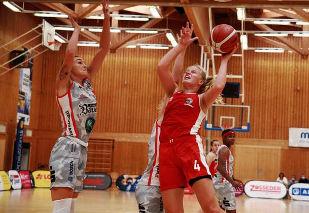 from left Haligeth REINOEL Wasserburg US , Emma EICHMEYER Osnabrueck , Da Basketball,1 Bundesliga 2021 21, 25 09 21, TSV Wasserburg vs GiroLive Panthers Osnabrueck, Wasserburg, Badria Sportzentrum Copyright: WolfgangxFehrmann